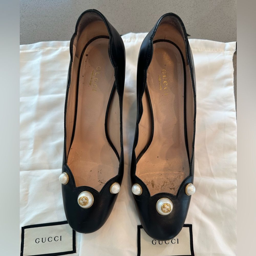 GUCCI Black Scalloped Leather Willow Pearl Embellished Block Heel Pumps Size 37